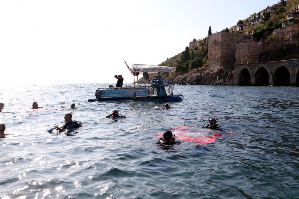 Koronavirüs salgınında sokağa çıkılmadı ama Alanya'nın denizi 4 ayda bu hale geldi