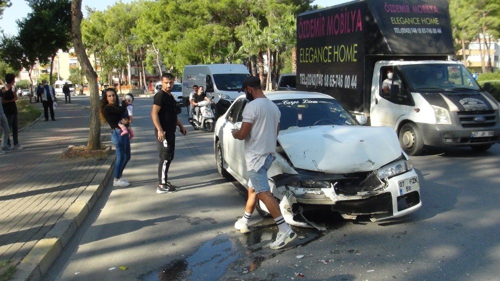Antalya'da kazayı izlemek isteyen sürücü de kazaya karıştı