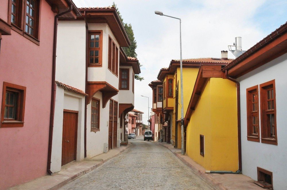 Konya'nın en güzel ilçelerinden biri Akşehir'de tarihe yolculuk için güzel bir kompozisyon oluşturuldu