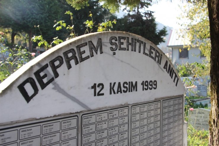 Düzce depreminin 21. yıl dönümünde deprem şehitliği doldu taştı