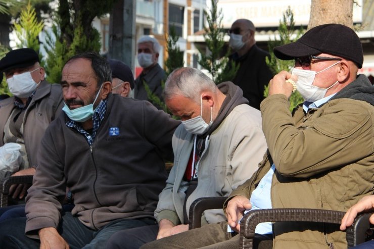 Eller semaya depremzedeler için kalktı