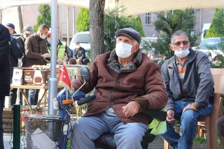 Eller semaya depremzedeler için kalktı