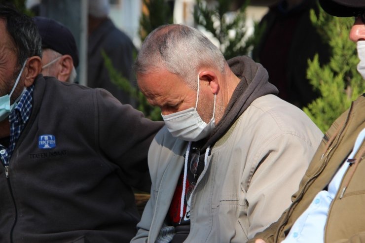 Eller semaya depremzedeler için kalktı