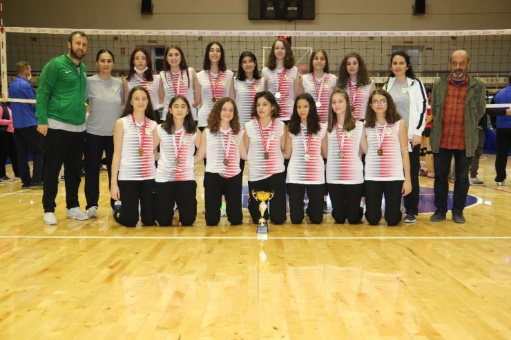 Manisa BBSK’lı voleybolcular kupalarını aldı