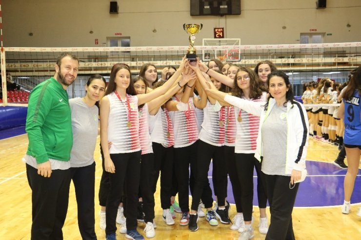 Manisa BBSK’lı voleybolcular kupalarını aldı