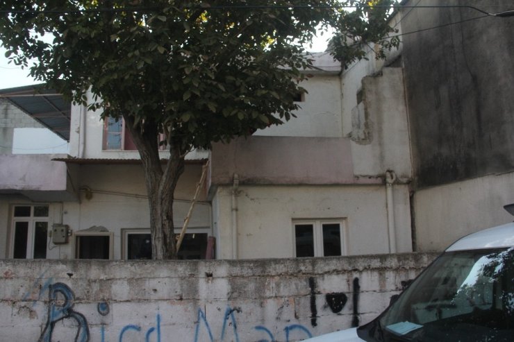 Yıkılan duvarın altında kalan işçi ağır yaralandı