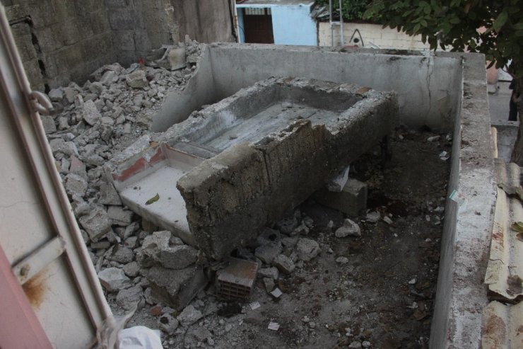 Yıkılan duvarın altında kalan işçi ağır yaralandı