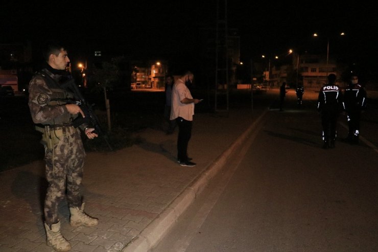 Motosikletli kişilerin silahlı saldırısına uğrayan 2 kişi yaralandı