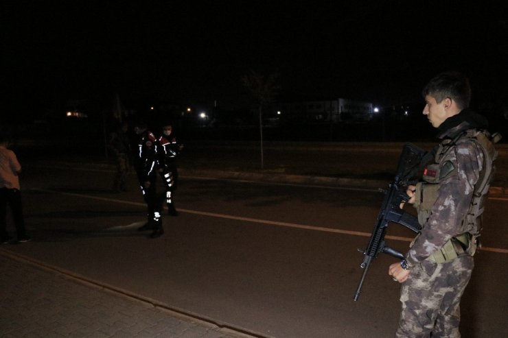 Motosikletli kişilerin silahlı saldırısına uğrayan 2 kişi yaralandı
