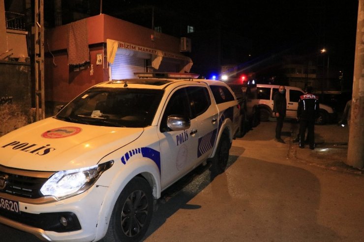 Motosikletli kişilerin silahlı saldırısına uğrayan 2 kişi yaralandı