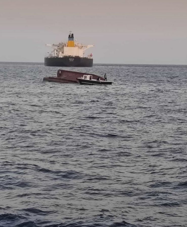 Karataş açıklarında gemiyle çarpışan tekne alabora oldu: 5 kişi kayıp