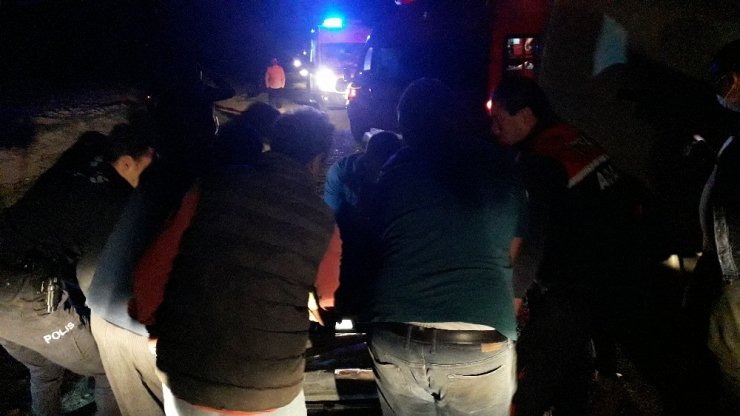 Adana’da minibüs ile otomobil kafa kafaya çarpıştı: 4 yaralı