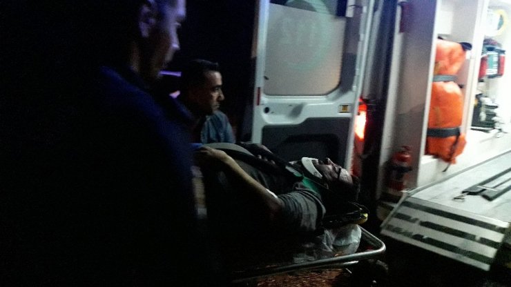 Adana’da minibüs ile otomobil kafa kafaya çarpıştı: 4 yaralı