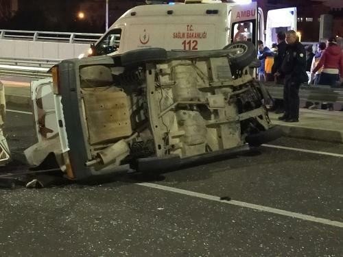 Otomobilin arkadan çarptığı traktör devrildi: 2 yaralı