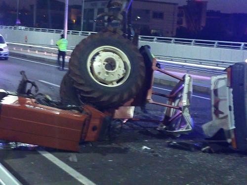 Otomobilin arkadan çarptığı traktör devrildi: 2 yaralı