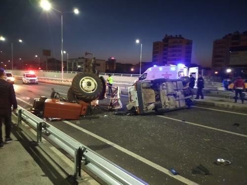 Otomobilin arkadan çarptığı traktör devrildi: 2 yaralı
