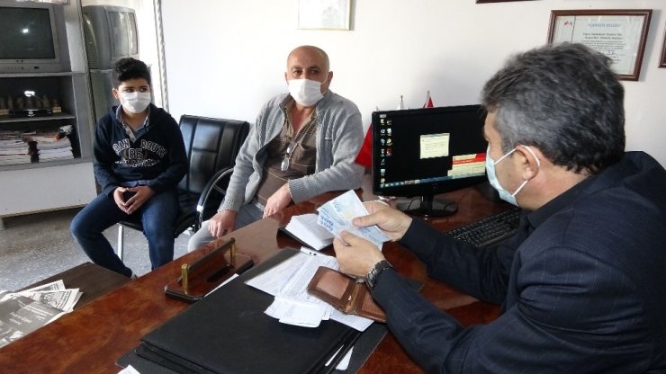 Suriyeli çocuklar buldukları cüzdanı sahibine teslim etti