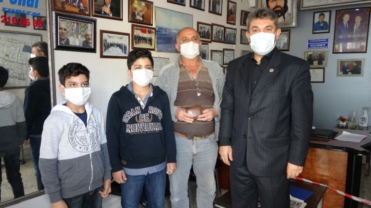 Suriyeli çocuklar buldukları cüzdanı sahibine teslim etti