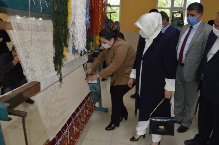 Kadınlar Cumhurbaşkanı Erdoğan için dokudu