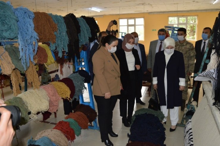 Kadınlar Cumhurbaşkanı Erdoğan için dokudu