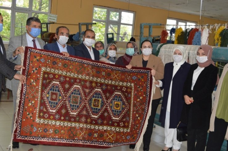 Kadınlar Cumhurbaşkanı Erdoğan için dokudu