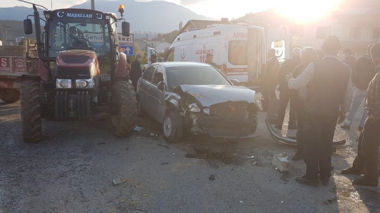 Otomobil ile traktör çarpıştı: 1 yaralı