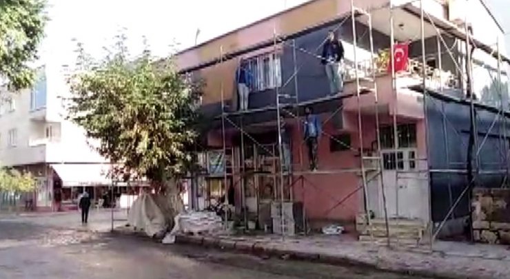 İnşaat iskelesinde Ata’ya saygı duruşu