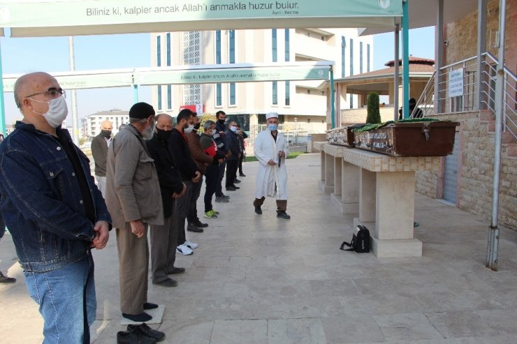 16 gün sonra rögarda ölü bulunan çift toprağa verildi