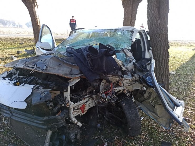 Ambulans helikopter, ağaca çarpan otomobil sürücüsü için havalandı