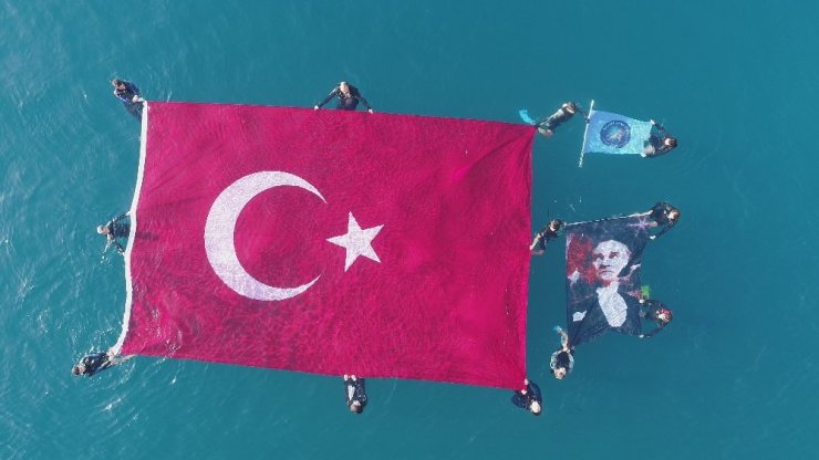 Antalya’da öğrenciler Ata’yı denizde açtıkları 54 metrekarelik bayrakla andı