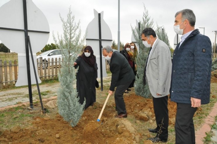 (Güncelleme) Akşehir’de 54 şehit için 54 fidan toprakla buluşturuldu