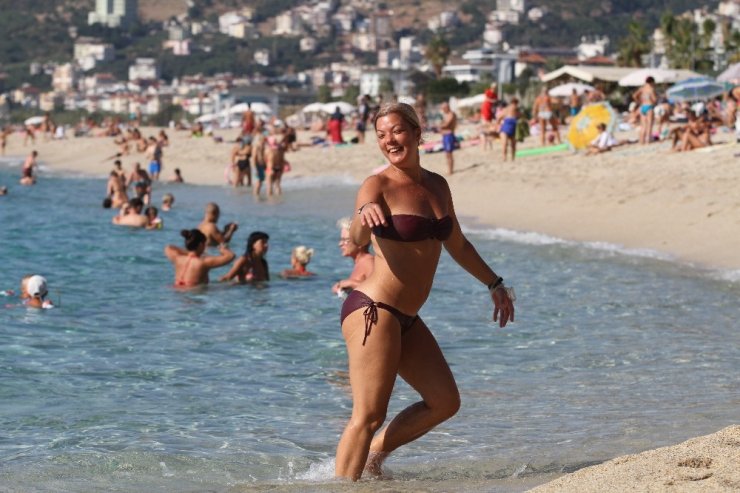 Antalya’da deniz keyfi devam ediyor