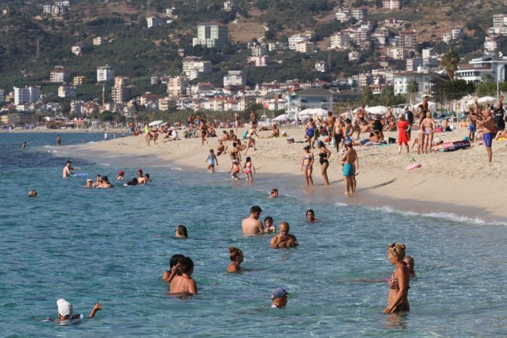 Antalya’da deniz keyfi devam ediyor