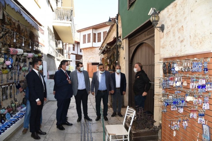 AESOB Başkanı Dere, Kaleiçi esnafının sıkıntılarını dinledi