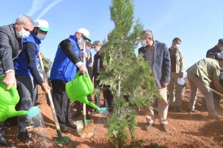 Antalya’da ‘geleceğe nefes’ seferberliğiyle fidanlar toprakla buluştu