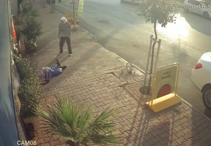 Engelli yaşlı kadını itip yere düşürdü