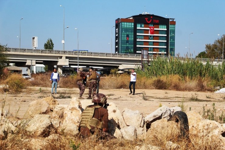 Silahlı eylemci Özel Harekat polisini alarma geçirdi