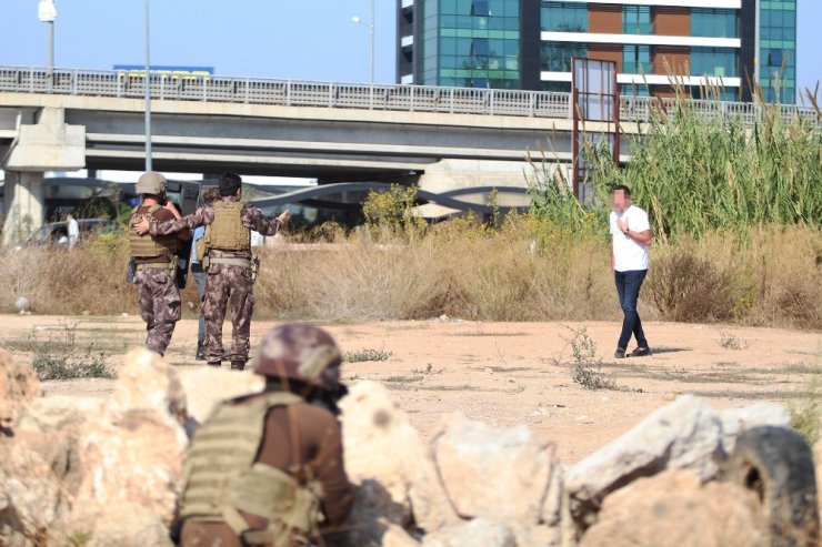 Silahlı eylemci Özel Harekat polisini alarma geçirdi