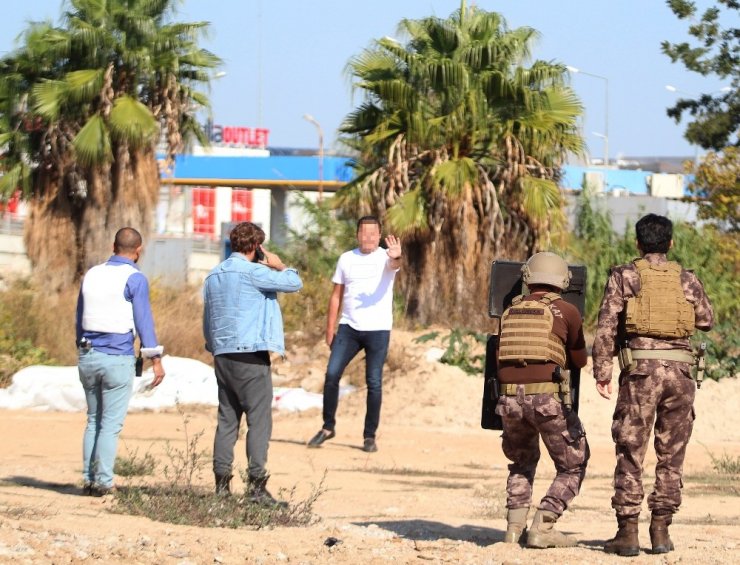 Silahlı eylemci Özel Harekat polisini alarma geçirdi
