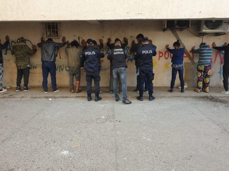 Antalya’da 300 polisle dev uyuşturucu operasyonu