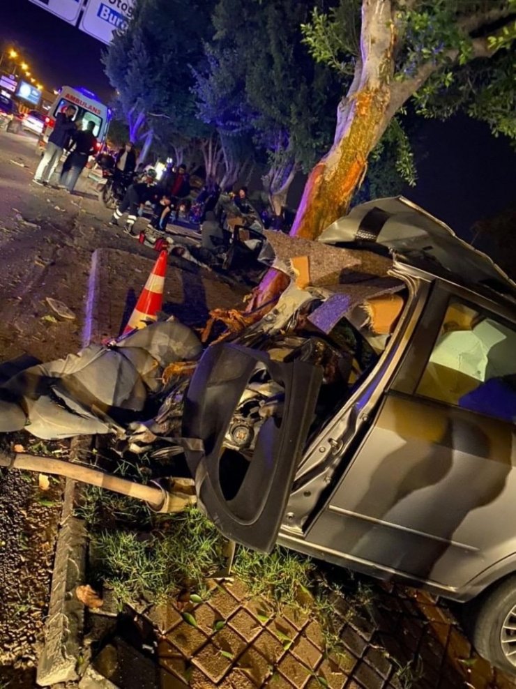 Antalya’da ağaca çarpan otomobil ikiye bölündü: 1 ölü, 1 yaralı