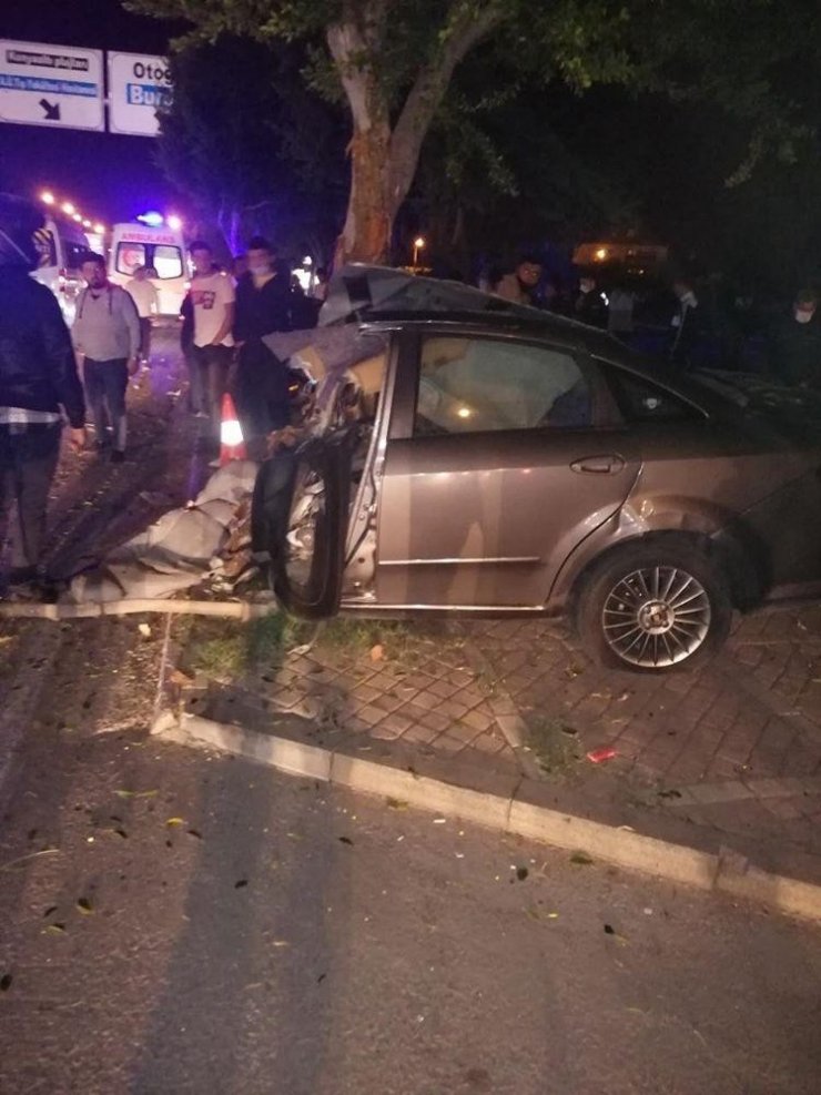 Antalya’da ağaca çarpan otomobil ikiye bölündü: 1 ölü, 1 yaralı