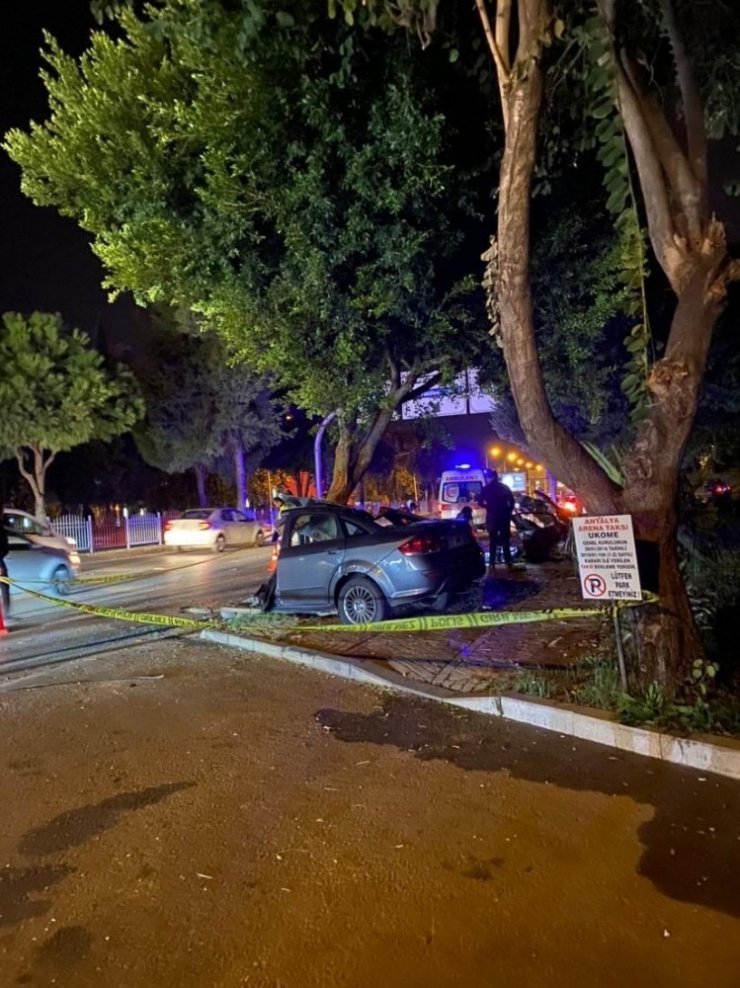 Antalya’da ağaca çarpan otomobil ikiye bölündü: 1 ölü, 1 yaralı