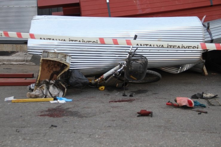 Bisikletiyle yoldan geçerken tonlarca demirin altında kaldı