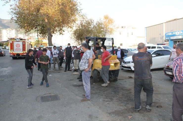 Bisikletiyle yoldan geçerken tonlarca demirin altında kaldı