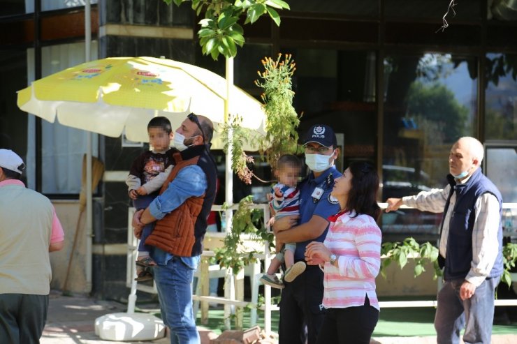 Diktiği zeytin ağaçlarının beş kez söküldüğünü iddia eden şahıs baz istasyonuna çıkıp eylem yaptı