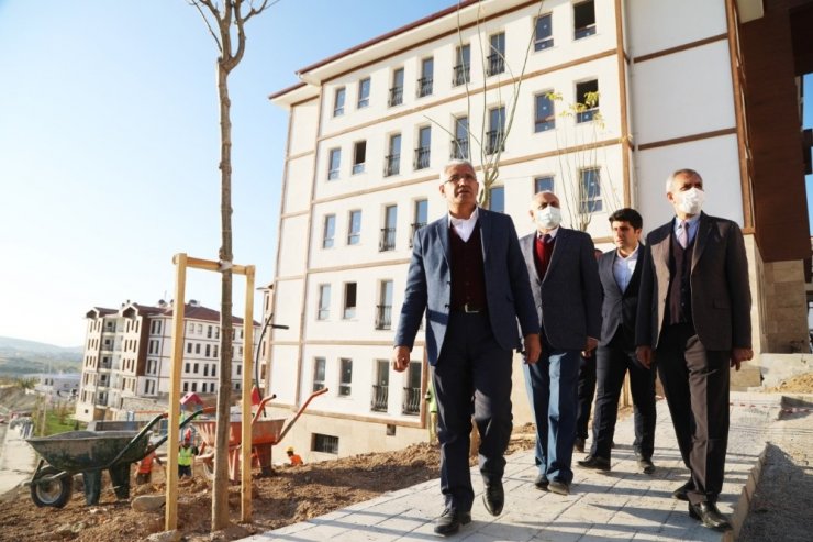 Başkan Güder, deprem konutlarını inceledi