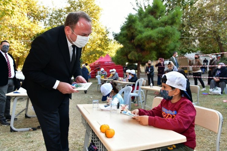 Başkan Gümrükçü Ata’yı deprem mağduru çocuklarla andı
