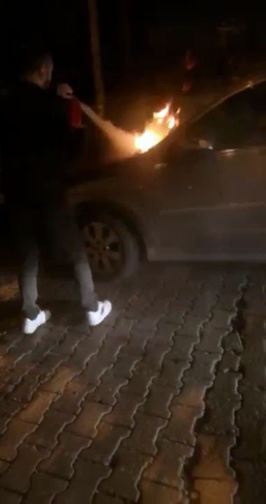 Beşiktaş’ta yanan araca söndürme tüpüyle müdahale kamerada