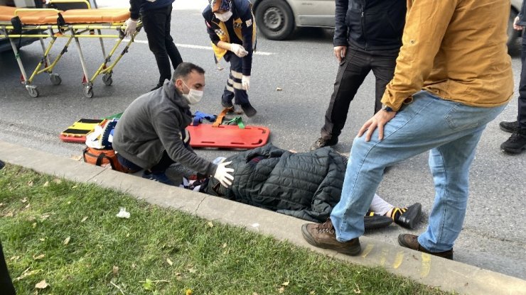 Otomobilin çarptığı kadının üzerine montunu örttü